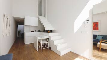 2 Bedroom Mezzanine Apartment (2.3) | Cocina privada | Frigorífico, microondas, placa de cocina y máquina de café espresso