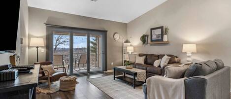 Condo, Plusieurs lits, patio, vue sur le jardin (Farmhouse at the Foothills) | Aire de séjour | Téléviseur à écran plat de 42 po avec télévision numérique