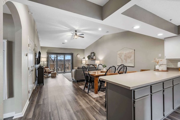 Condo, varias camas, patio, vista al jardín (Farmhouse at the Foothills) | Interior