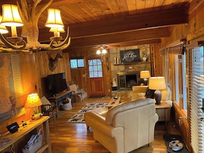 Kabin, Beberapa Tempat Tidur, patio, pemandangan gunung (Cozy Bear at Bent Tree) | Area keluarga | Televisi layar datar 42-inci dengan saluran TV digital dan perapian