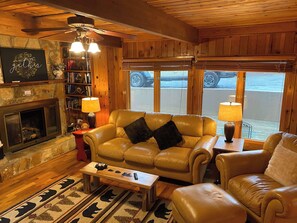 Cabane, plusieurs lits, patio, vue montagne (Cozy Bear at Bent Tree) | Coin séjour | Télévision à écran plat de 42 pouces avec chaînes numériques, cheminée