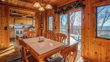 Kabin, Beberapa Tempat Tidur, patio, pemandangan gunung (Cozy Bear at Bent Tree) | Tempat makan