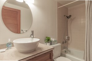 Apartment, 1 Queen-Bett und Schlafsofa, Balkon, Meerblick | Badezimmer