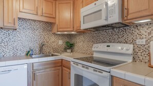 Cafetera/tetera, refrigerador, microondas, horno