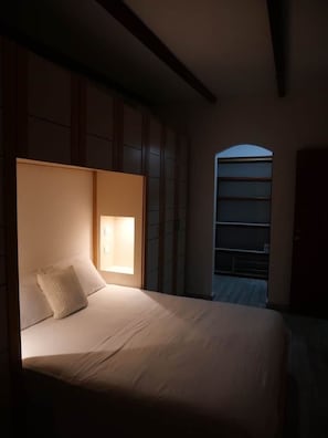 Una camera da letto con un letto, una finestra e un armadio.