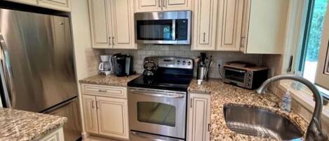 Een koelkast, een magnetron, een oven, een kookplaat