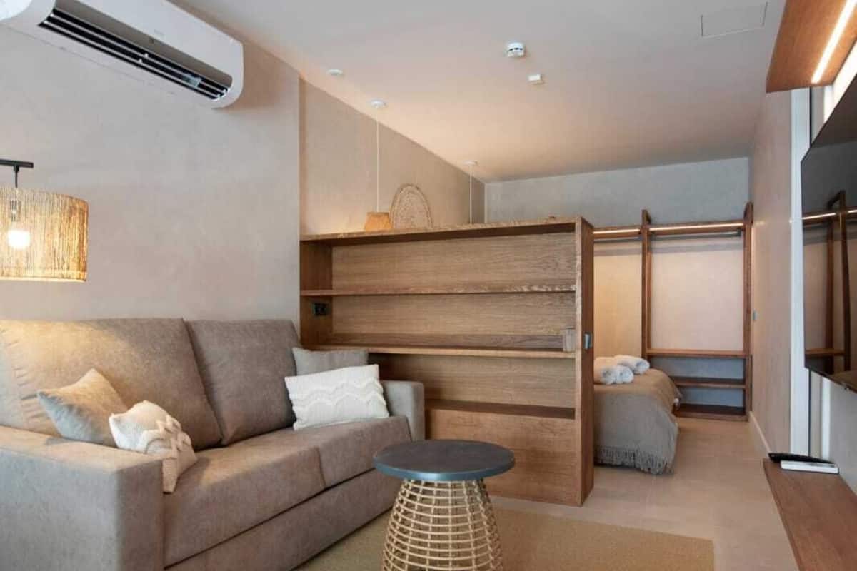 Departamento Deluxe (Balisse 6) | Área de sala de estar | Smart TV de 42 pulgadas con canales digitales, televisión y Netflix