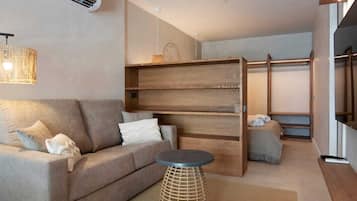 Deluxe appartement (Balisse 6) | Woonruimte | Een 42-inch smart-tv met digitale zenders, een televisie en Netflix