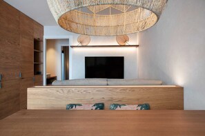 Apartemen Deluks (Balisse 5) | Area keluarga | Smart TV 42-inci dengan saluran TV digital, TV, dan Netflix