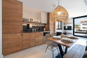 Deluxe Apartment (Balisse 9) | Private kitchen | Mini-fridge, microwave, stovetop, espresso maker - Apartamentos Balisse (Castelldefels)