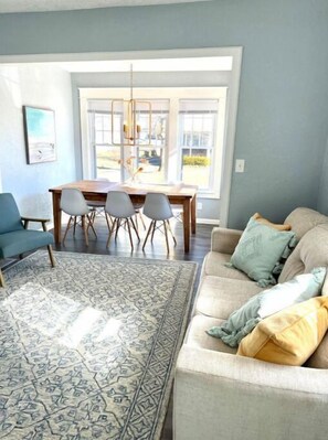 Smart TV, foosball, books - Port Clinton Lake House Getaway (Port Clinton)