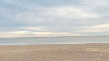 Ligstoelen aan het strand, strandlakens