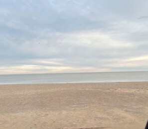 Ligstoelen aan het strand, strandlakens