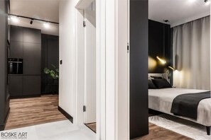 1 slaapkamer, geluiddichte muren, een strijkplank/strijkijzer