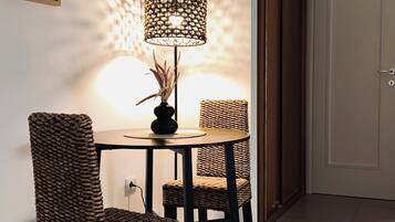 Habitación doble | Edredón, caja de seguridad en la habitación y decoración personalizada