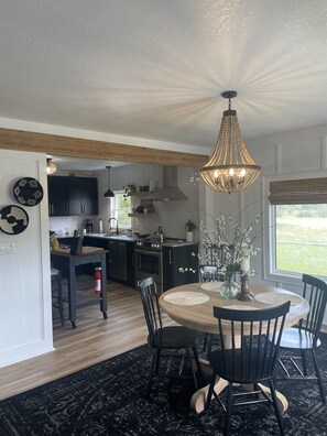 Dining - Relax, unwind in beautiful coastal cottage near exquisite Cape Hatteras Seashore (Buxton)