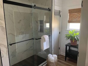 Shower, hair dryer, towels - Relax, unwind in beautiful coastal cottage near exquisite Cape Hatteras Seashore (Buxton)