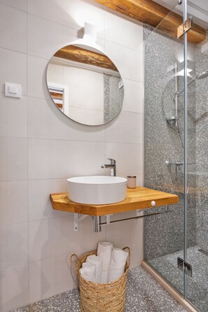 Chambre Classique | Salle de bain | Douche, articles de toilette gratuits, sĂšche-cheveux