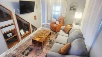 Smart TV, books, stereo