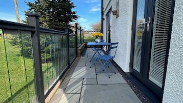 Cottage | Outdoor dining