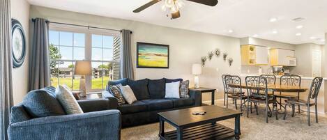 Condo, varias camas, patio, vista al campo de golf (Golf View Escape) | Área de sala de estar | Televisión de pantalla plana de 41 pulgadas con canales digitales