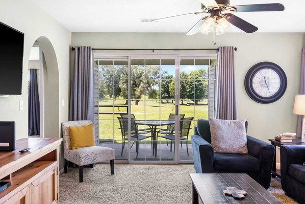 Condo, nhiều giường, sân hiên, quang cảnh sân golf (Golf View Escape) | Khu phòng khách | TV màn hình phẳng 41-inch có truyền hình kỹ thuật số