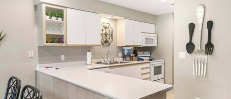 Apartamento, varias camas, patio, vistas al campo de golf (Golf View Escape) | Cocina privada | Cafetera o tetera