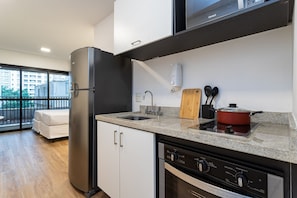 Studio | Yksityinen keittiö | Täysikokoinen jääkaappi, mikroaaltouuni, kahvin-/teenkeitin