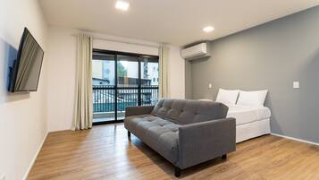 Junior-studio | Oleskelualue | 32–tuumainen LCD-televisio, jossa digitaalikanavat