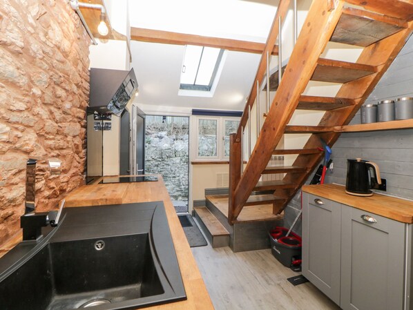 冰箱、电热水壶、烤面包机、厨具/餐具