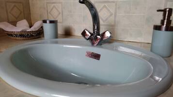 Een haardroger, handdoeken, zeep, shampoo