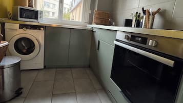 Fridge, microwave, oven, coffee/tea maker