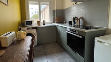 Fridge, microwave, oven, coffee/tea maker