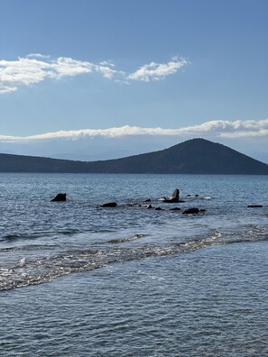 Una spiaggia nelle vicinanze, lettini da mare