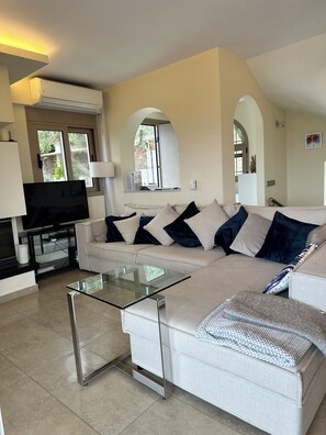 Smart-TV, Kamin, DVD-Player, Bücher