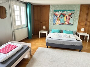 4 bedrooms, iron/ironing board, WiFi, bed sheets - Charming house in peaceful setting 5 min from Chartres. (Gasville-Oisème)