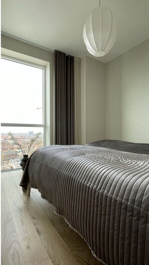 1 chambre, fer et planche à repasser, lit de bébé portatif