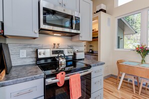 Fridge, microwave, oven, stovetop - NEW! Cabin in the Pines - Hot Tub - 15 minutes from Asheville! (Asheville)