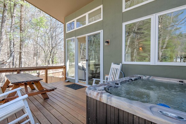 Terrace/patio - NEW! Cabin in the Pines - Hot Tub - 15 minutes from Asheville! (Asheville)
