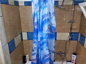 Haartrockner, Handtücher, Seife, Shampoo