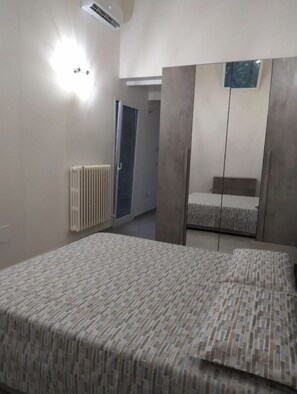 1 habitación, escritorio, wifi gratis y ropa de cama 