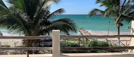 在海滩、沙滩椅、沙滩毛巾