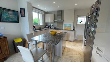 Réfrigérateur, four, plaque de cuisson, lave-vaisselle