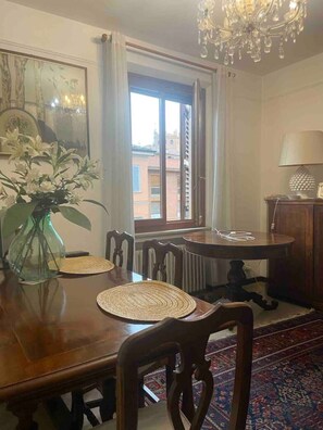 Dining - Vintage bright& cosy central apartament (Carpi)