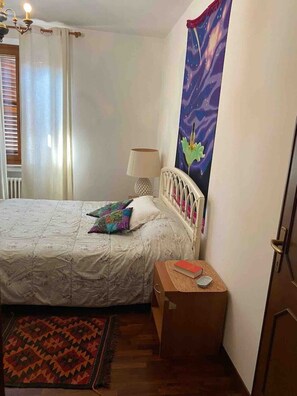 1 soverom, skrivebord, strykejern/-brett og reiseseng for barn