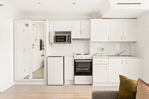 Réfrigérateur, four à micro-ondes, un four, surface de cuisson