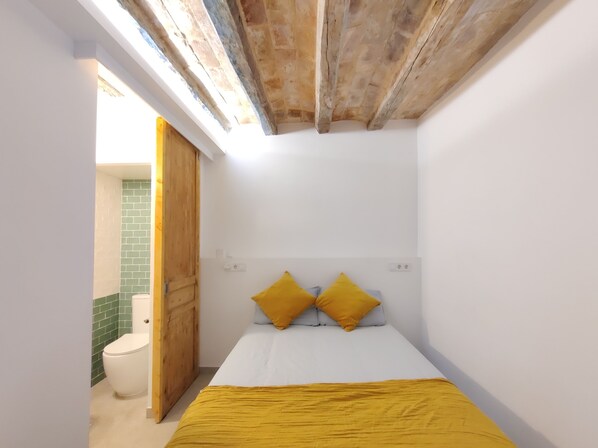 1 bedroom, WiFi, bed sheets - Charming Loft in the Historic Center of Manresa. (Manresa)