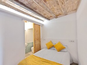 1 bedroom, WiFi, bed sheets - Charming Loft in the Historic Center of Manresa. (Manresa)