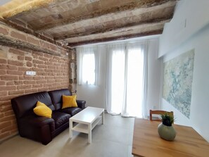 Living area - Charming Loft in the Historic Center of Manresa. (Manresa)