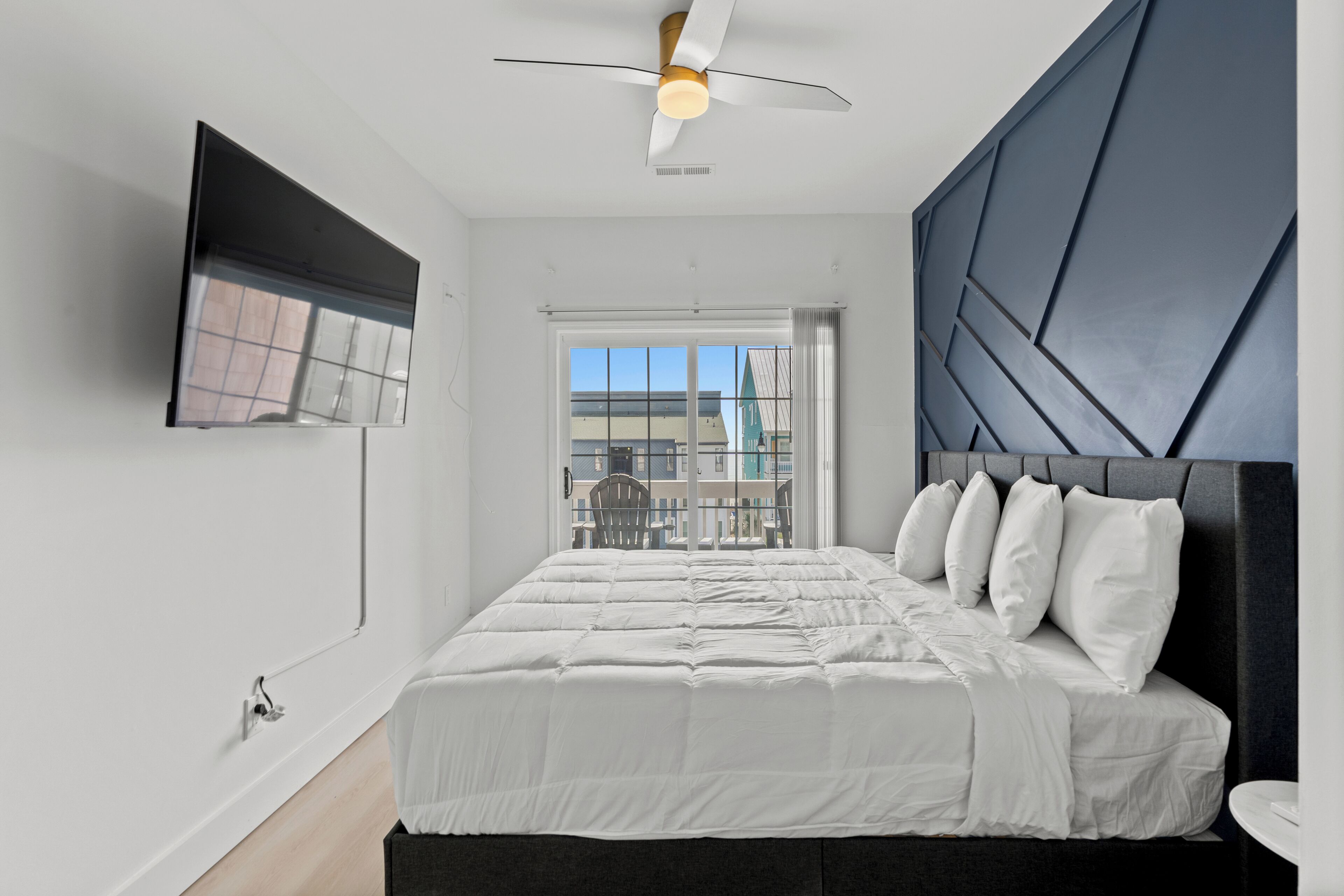 7 bedrooms, desk